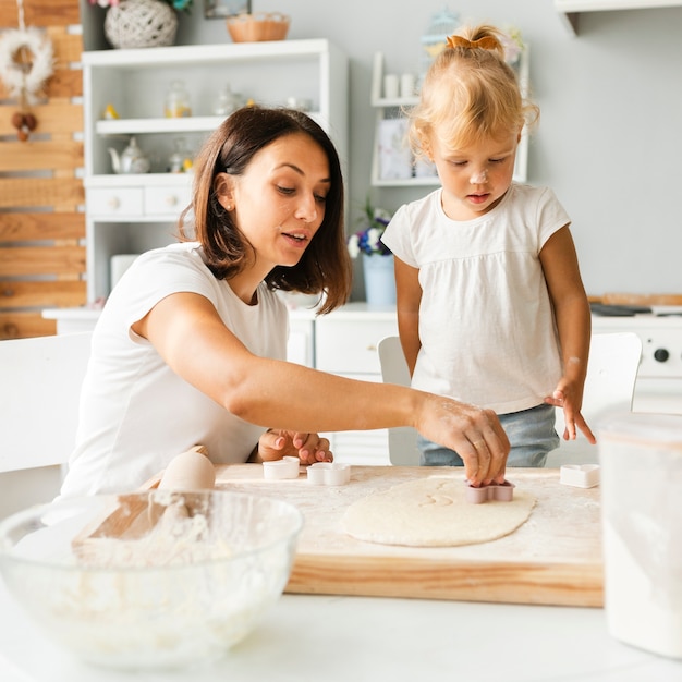 Mutter und Tochter, die Plätzchen zubereiten