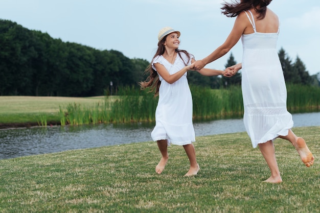 Mutter und Tochter, die Spaß am See haben