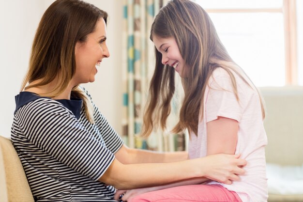 Mutter und Tochter, die Spaß im Wohnzimmer