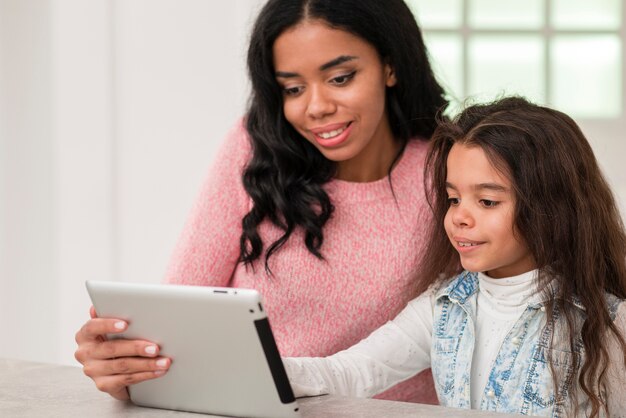 Mutter und Tochter, die Tablette verwendet