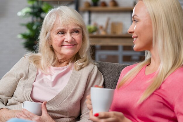 Mutter und Tochter, die Tasse Kaffees halten