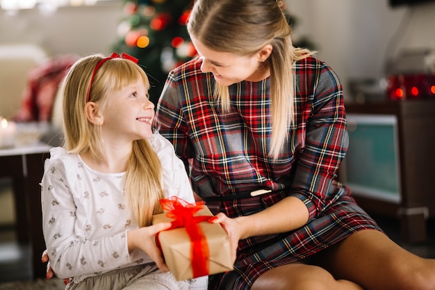 Mutter und Tochter, die Weihnachten feiern