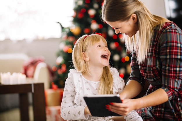 Mutter und Tochter, die Weihnachten mit Tablette feiern