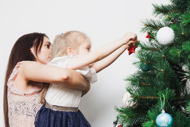 Mutter und Tochter, die Weihnachtsbaum verzieren