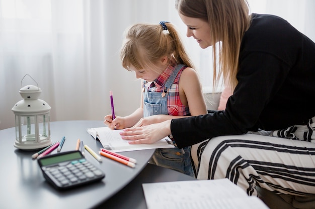 Mutter und Tochter, die zusammen Hausarbeit tun