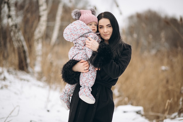 Mutter und Tochter draußen im Winter