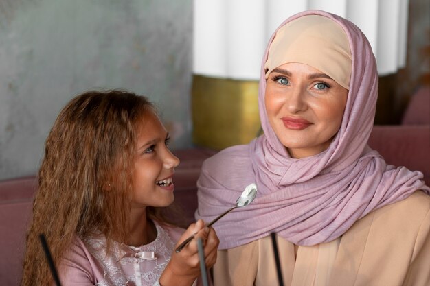 Kostenloses Foto mutter und tochter essen gemeinsam in einem restaurant