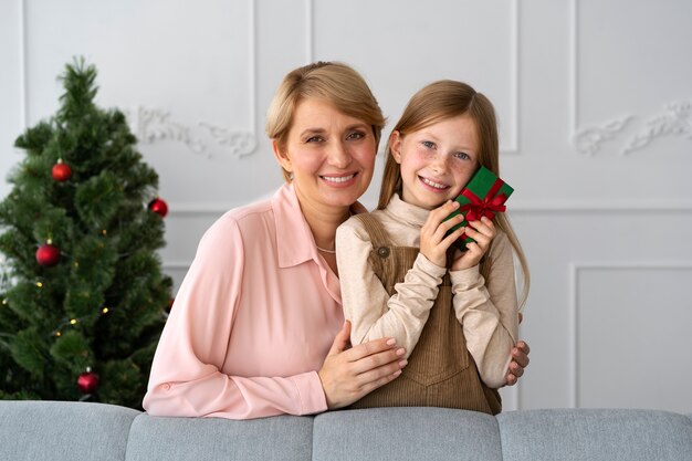 Mutter und Tochter feiern gemeinsam Silvester zu Hause