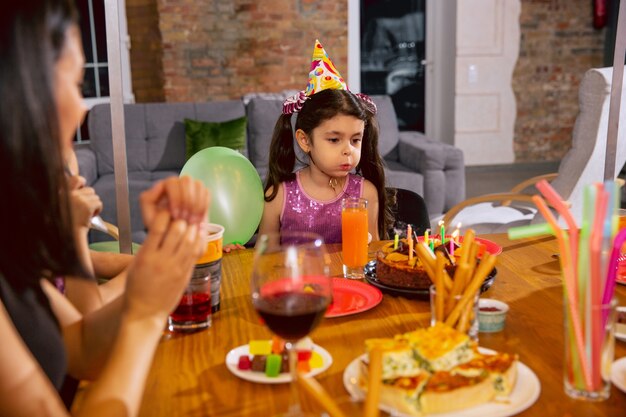 Mutter und Tochter feiern zu Hause Geburtstag