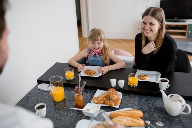 Mutter und Tochter frühstücken