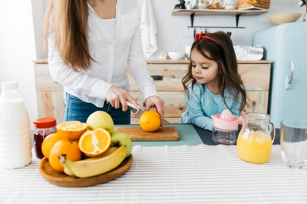 Mutter und Tochter frühstücken