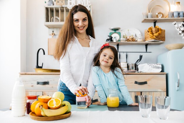 Mutter und Tochter frühstücken