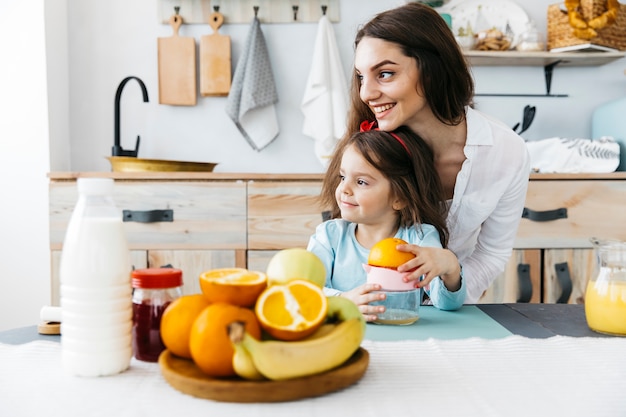 Kostenloses Foto mutter und tochter frühstücken