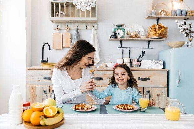 Mutter und Tochter frühstücken