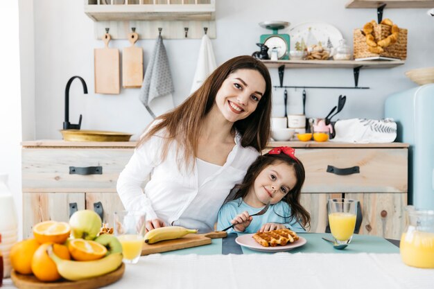 Mutter und Tochter frühstücken