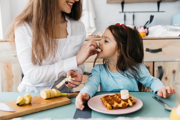 Mutter und Tochter frühstücken