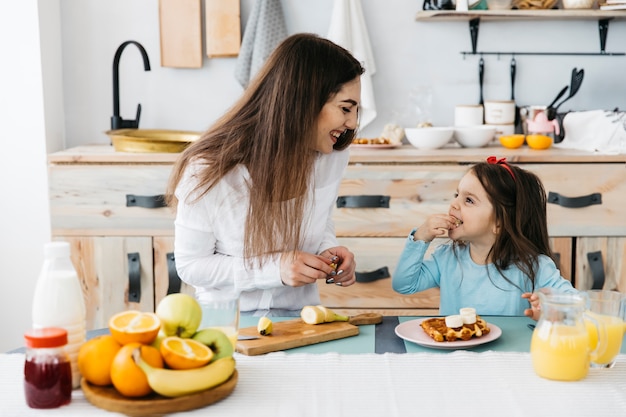 Mutter und Tochter frühstücken