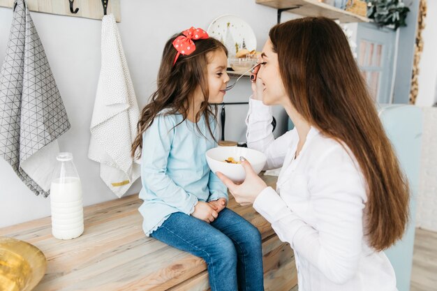 Mutter und Tochter frühstücken