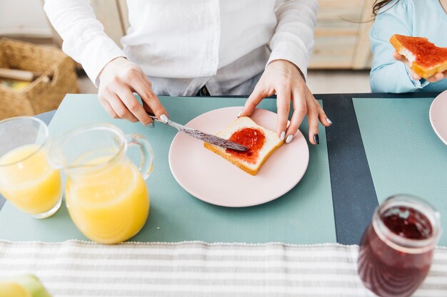 Mutter und Tochter frühstücken