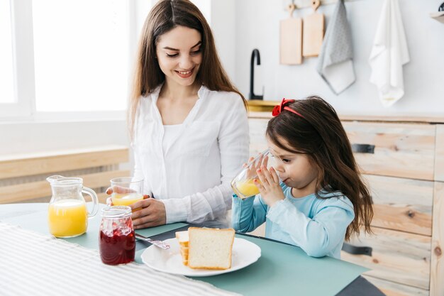 Mutter und Tochter frühstücken