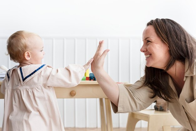 Mutter und Tochter geben High Fives