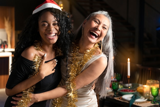 Mutter und Tochter genießen eine Silvesterparty