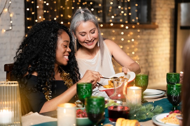 Mutter und Tochter genießen eine Silvesterparty