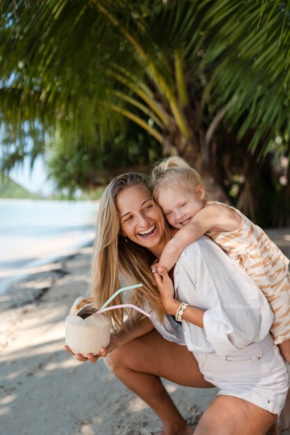 Mutter und Tochter genießen ihren sonnigen Urlaub