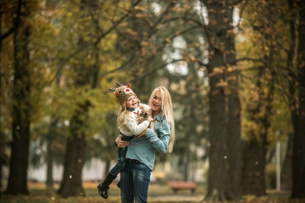 Mutter und Tochter im Freien genießen