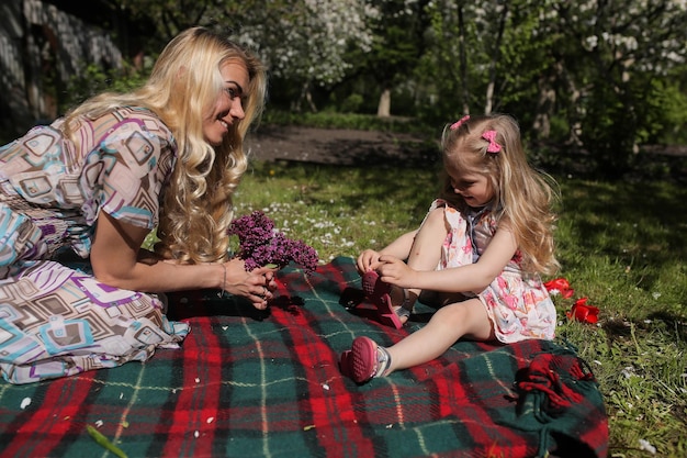 Mutter und Tochter im Garten