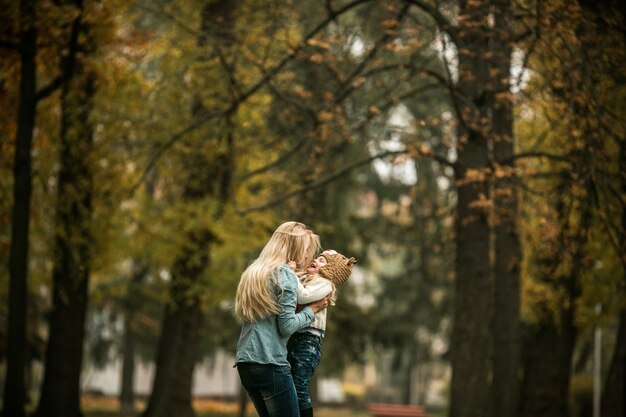 Mutter und Tochter im Park lachen