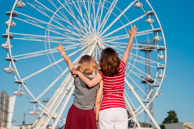 Mutter und Tochter im Vergnügungspark