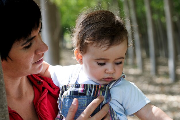 Mutter und Tochter im Wald