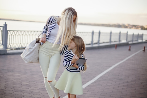 Mutter und Tochter in den gleichen Farben gekleidet zu Fuß
