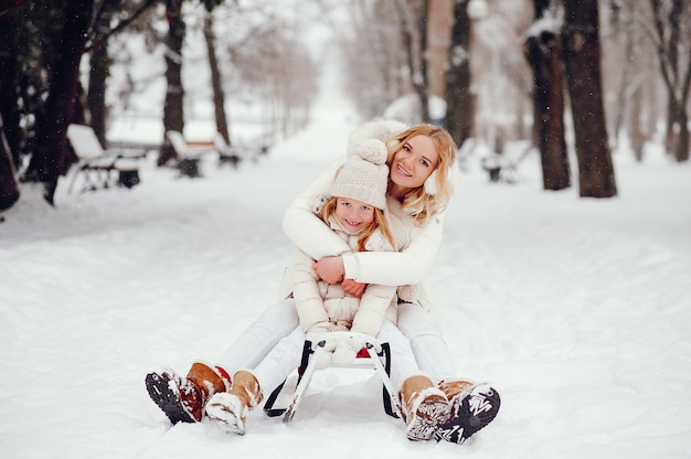 Mutter und Tochter in einem Winterpark