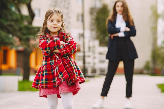 Mutter und tochter in einer stadt