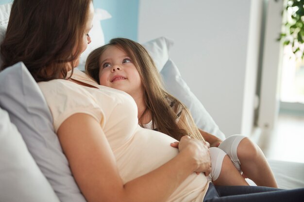 Mutter und Tochter in Liebe umarmen sich