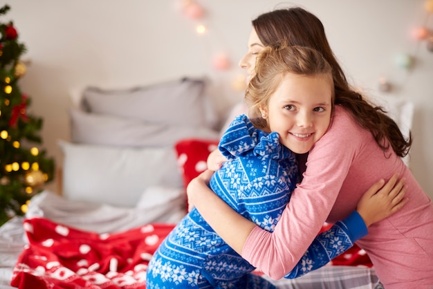 Mutter und Tochter in Weihnachten verbinden