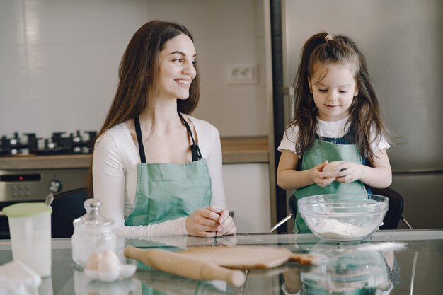 Mutter und Tochter kochen den Teig für Kekse