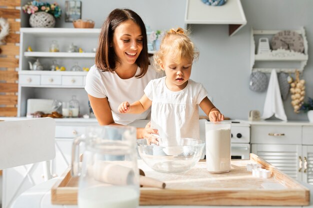 Mutter und Tochter kochen zusammen