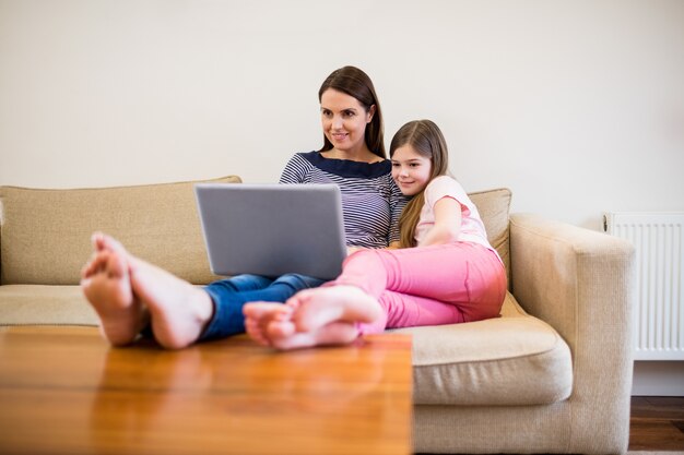 Mutter und Tochter, Laptop im Wohnzimmer mit