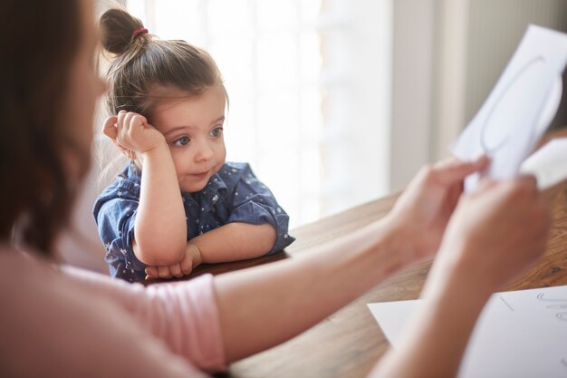 Mutter und Tochter lesen ein Buch