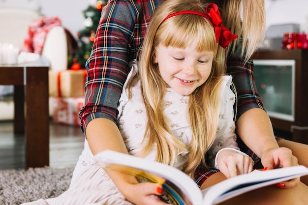 Kostenloses Foto mutter und tochter lesen zusammen