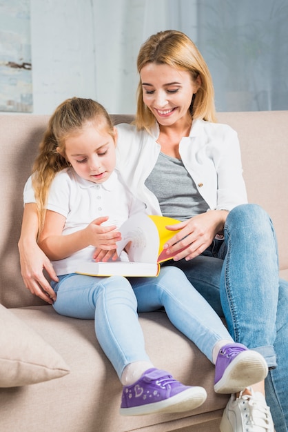 Mutter und Tochter lesen