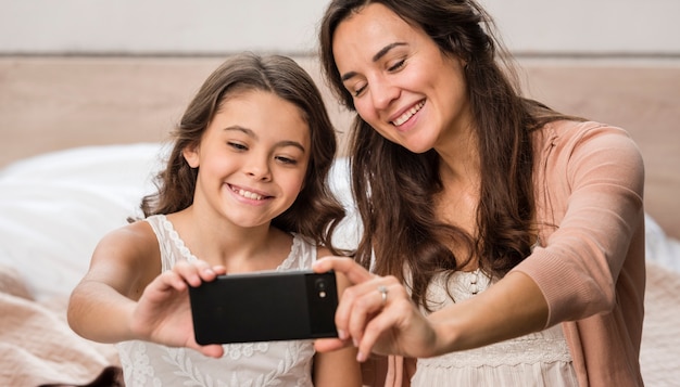 Mutter und Tochter machen ein Selfie