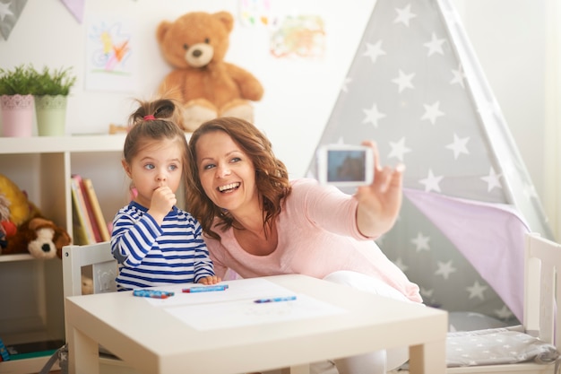 Mutter und tochter machen selfie-foto