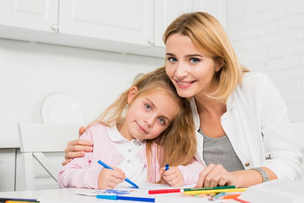 Mutter und Tochter malen zusammen