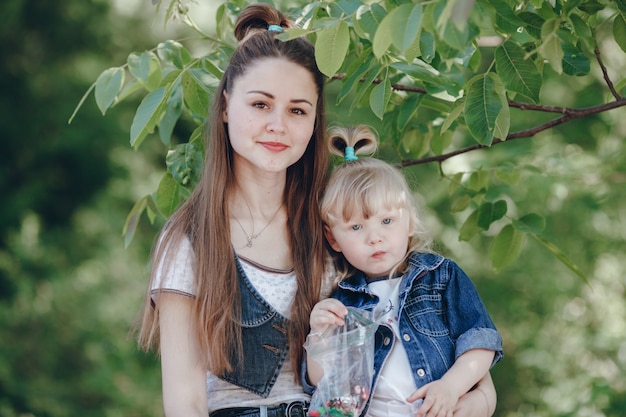 Mutter und Tochter mit einem Beutel mit Süßigkeiten