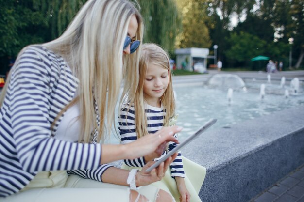 Mutter und Tochter mit einer Tablette in den Händen