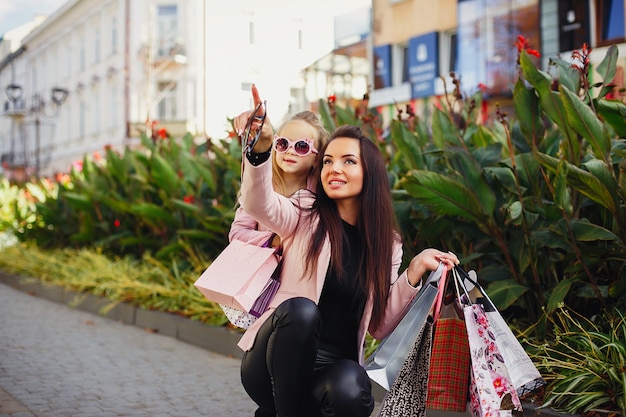 Mutter und Tochter mit Einkaufstasche in einer Stadt